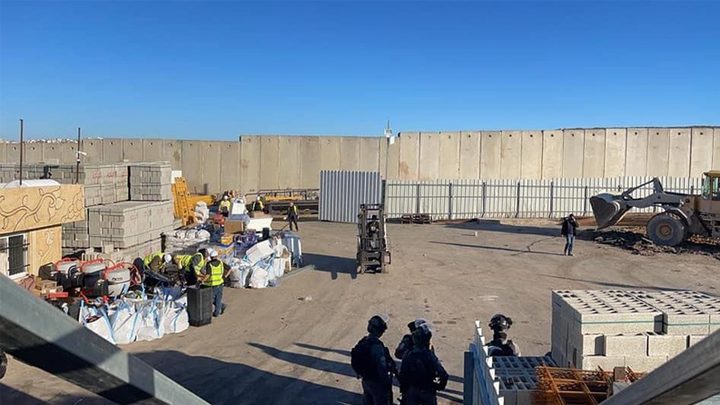 الاحتلال يداهم منشأة صناعية في عناتا شرق القدس تمهيدا لهدمها