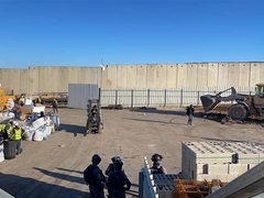 الاحتلال يداهم منشأة صناعية في عناتا شرق القدس تمهيدا لهدمها