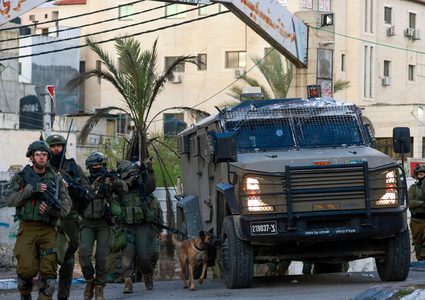 قوات الاحتلال تهدم جدارا استناديا في بيت جالا غرب بيت لحم