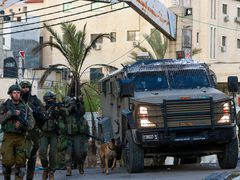 قوات الاحتلال تهدم جدارا استناديا في بيت جالا غرب بيت لحم