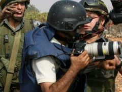 رام الله: الاحتلال يحتجز عددا من الصحفيين في قرية الشباب
