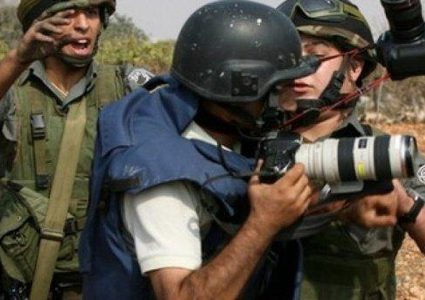 رام الله: الاحتلال يحتجز عددا من الصحفيين في قرية الشباب