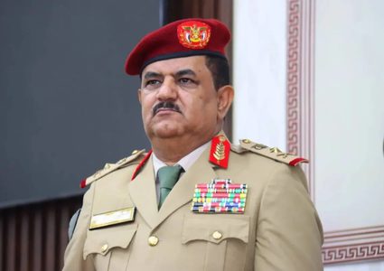 "مجلس القيادة" اليمني يطيح بوزير الدفاع ويحيله إلى التقاعد