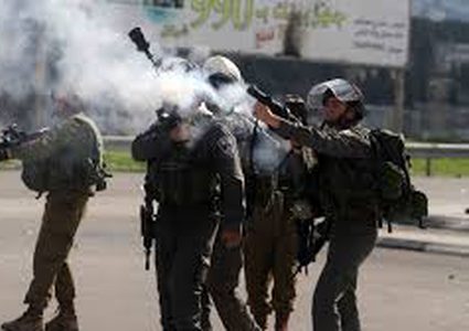 إصابة صحفيين بالاختناق خلال اقتحام الاحتلال مدينة نابلس