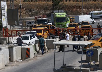الاحتلال يغلق مداخل قرى وبلدات شمال وغرب رام الله ويشدد إجراءاته العسكرية