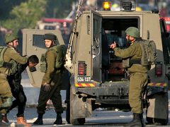 الاحتلال يشن حملة اعتقالات في الضفة من بينهم أسيرة محررة