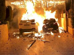 مستوطنون يضرمون النار في خمس مركبات شمال نابلس