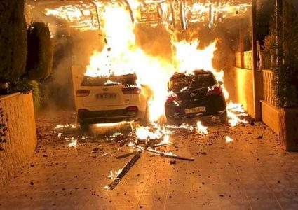 مستوطنون يضرمون النار في خمس مركبات شمال نابلس