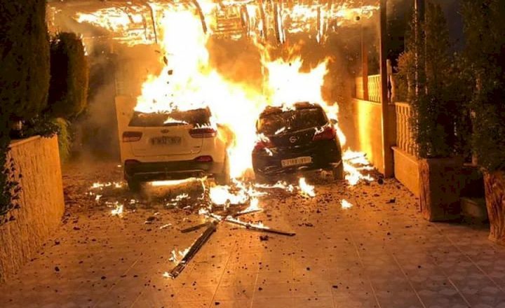 مستوطنون يضرمون النار في خمس مركبات شمال نابلس