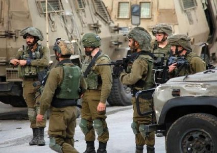 الاحتلال يعتقل مواطنين ويحتجز العشرات ويداهم منازل في الخليل
