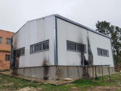 مستوطنون يحرقون غرفة صفية ويخطون شعارات عنصرية في مدرسة جالود جنوب نابلس