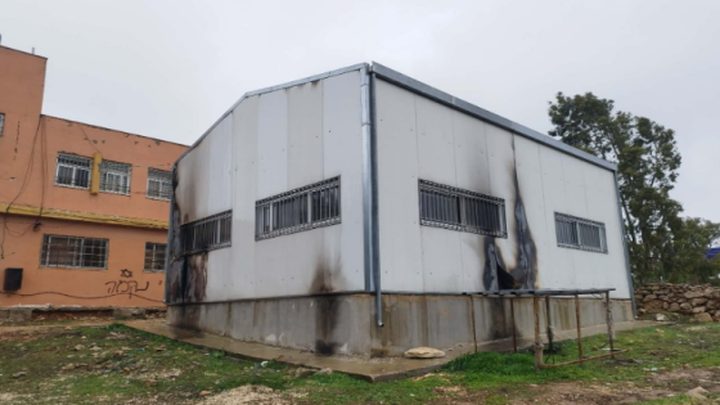 مستوطنون يحرقون غرفة صفية ويخطون شعارات عنصرية في مدرسة جالود جنوب نابلس