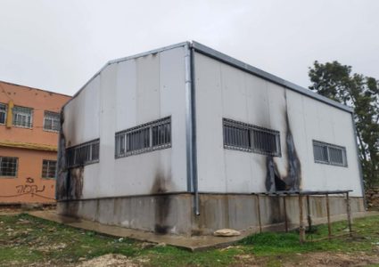 مستوطنون يحرقون غرفة صفية ويخطون شعارات عنصرية في مدرسة جالود جنوب نابلس