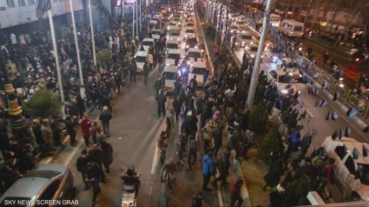 ايران: الحرس الثوري سيدخل المدن لتولي زمام الأمور