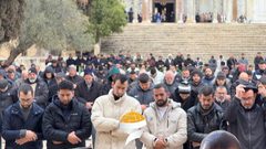 الآلاف يؤدون صلاة الجمعة في المسجد الأقصى