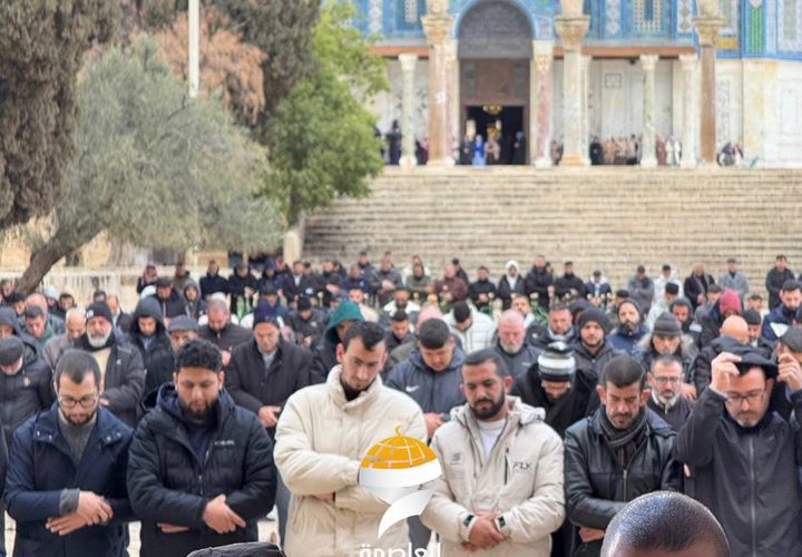 الآلاف يؤدون صلاة الجمعة في المسجد الأقصى