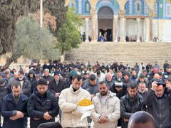الآلاف يؤدون صلاة الجمعة في المسجد الأقصى