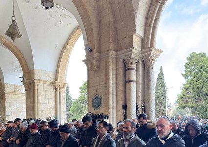 الآلاف يؤدون صلاة الجمعة في المسجد الأقصى