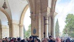 الآلاف يؤدون صلاة الجمعة في المسجد الأقصى