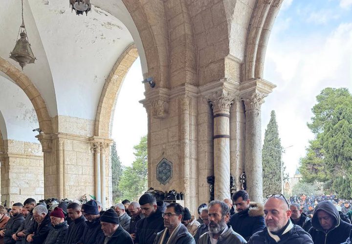 الآلاف يؤدون صلاة الجمعة في المسجد الأقصى