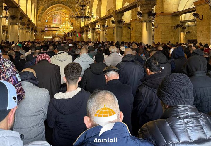 الآلاف يؤدون صلاة الجمعة في المسجد الأقصى