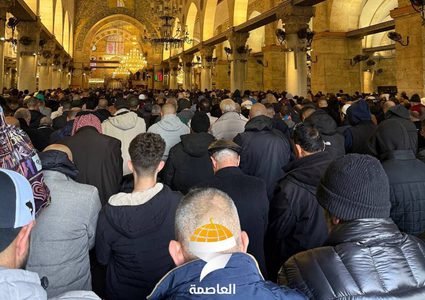 الآلاف يؤدون صلاة الجمعة في المسجد الأقصى