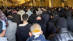 الآلاف يؤدون صلاة الجمعة في المسجد الأقصى