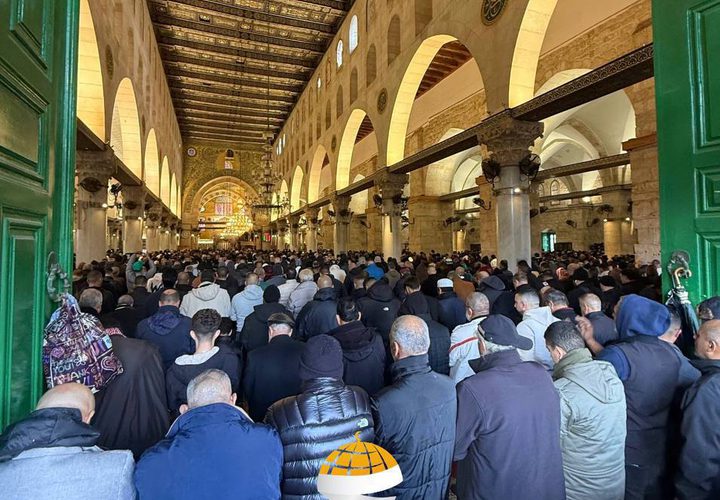 الآلاف يؤدون صلاة الجمعة في المسجد الأقصى