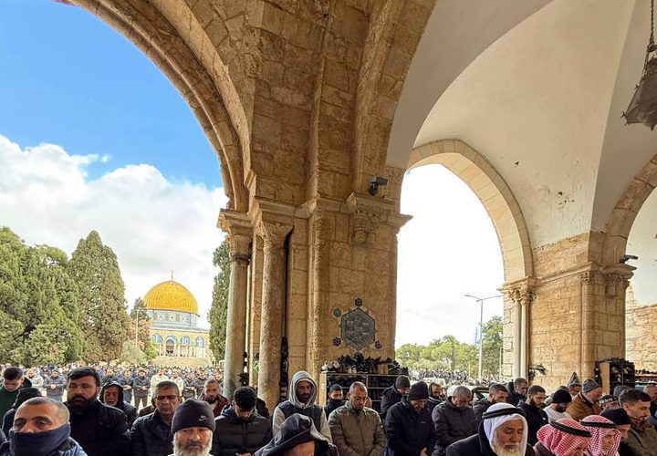 الآلاف يؤدون صلاة الجمعة في المسجد الأقصى
