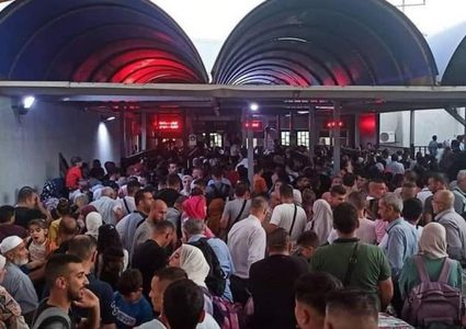 إذلال للمعتمرين والمسافرين على الجسور..شركات الحج والعمرة تطالب بتدخل رسمي عاجل