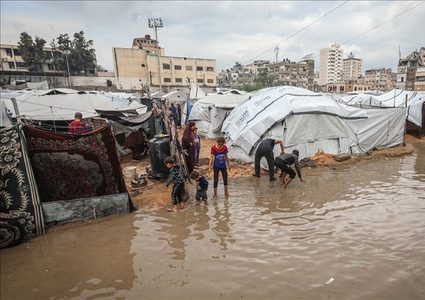 المنخفض الجوي يفاقم معاناة المواطنين في قطاع غزة: إصابة طفل وغرق خيام النازحين