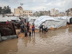 المنخفض الجوي يفاقم معاناة المواطنين في قطاع غزة: إصابة طفل وغرق خيام النازحين