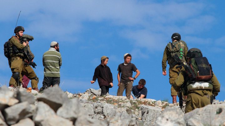 مستوطنون يعتدون على شاب ويستولون على مركبته غرب سلفيت