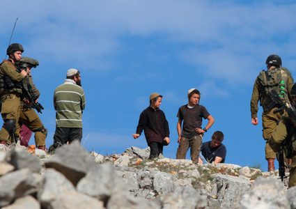 مستوطنون يعتدون على شاب ويستولون على مركبته غرب سلفيت