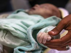 وفاة رضيع في دير البلح بسبب البرد القارس