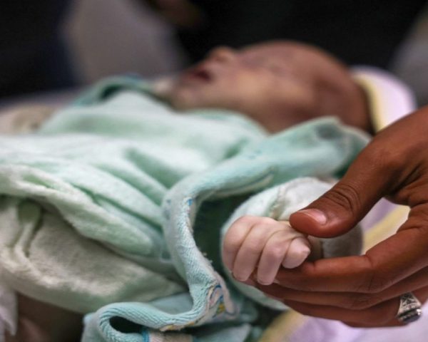 وفاة رضيع في دير البلح بسبب البرد القارس