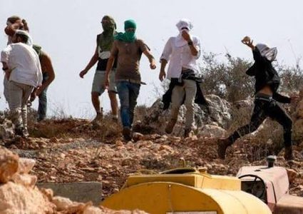 مستوطنون يهاجمون قريتي المغير ويبرود