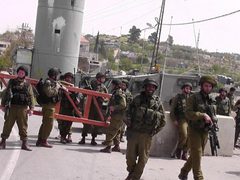 قوات الاحتلال تنصب حاجزين عسكريين شرق وغرب بيت لحم