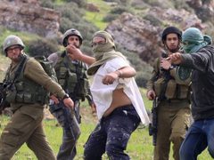 مواطنون يتصدون لهجوم مستوطنين في بلدة بيتا