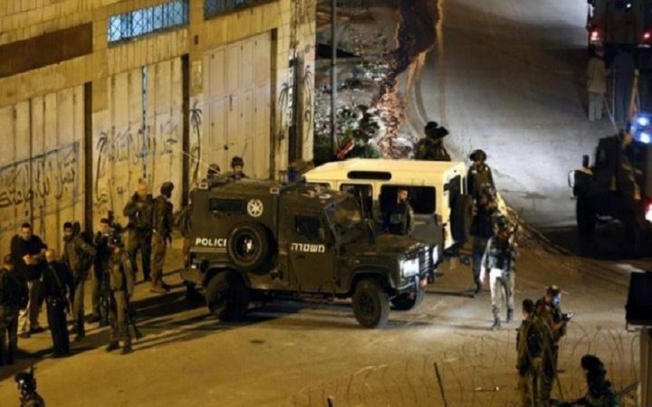 الاحتلال يقتحم مخيم عسكر شرق نابلس ويفتش منازل