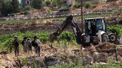 الاحتلال يجرف أراضي في ترمسعيا شمال رام الله