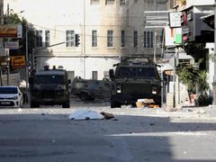 نابلس: 3 إصابات برصاص الاحتلال واحتجاز صحفيين ومسعفين خلال اقتحام البلدة القديمة