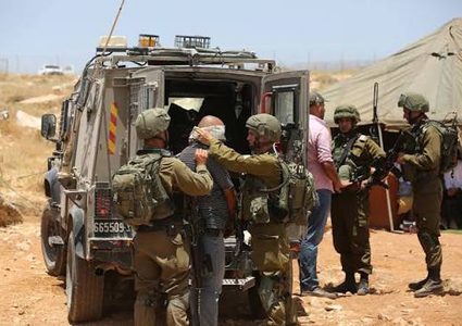 الاحتلال يعتقل مواطنا ونجله من الأغوار الشمالية