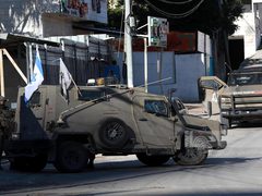 منذ ساعات الفجر.. قوات الاحتلال تواصل اقتحام مدينة نابلس وتحاصرة أحد أحياء البلدة القديمة، وسط انتشار عسكري مكثف.