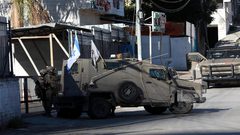 منذ ساعات الفجر.. قوات الاحتلال تواصل اقتحام مدينة نابلس وتحاصرة أحد أحياء البلدة القديمة، وسط انتشار عسكري مكثف.