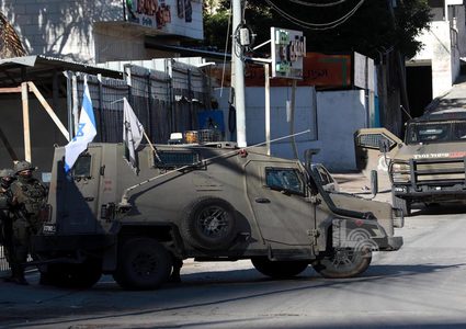 منذ ساعات الفجر.. قوات الاحتلال تواصل اقتحام مدينة نابلس وتحاصرة أحد أحياء البلدة القديمة، وسط انتشار عسكري مكثف.