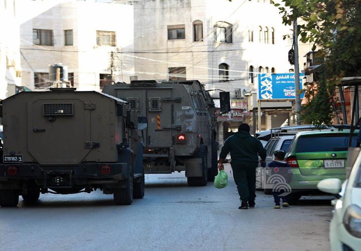منذ ساعات الفجر.. قوات الاحتلال تواصل اقتحام مدينة نابلس وتحاصرة أحد أحياء البلدة القديمة، وسط انتشار عسكري مكثف.