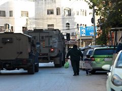 منذ ساعات الفجر.. قوات الاحتلال تواصل اقتحام مدينة نابلس وتحاصرة أحد أحياء البلدة القديمة، وسط انتشار عسكري مكثف.