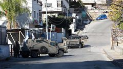 منذ ساعات الفجر.. قوات الاحتلال تواصل اقتحام مدينة نابلس وتحاصرة أحد أحياء البلدة القديمة، وسط انتشار عسكري مكثف.