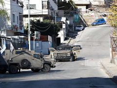 منذ ساعات الفجر.. قوات الاحتلال تواصل اقتحام مدينة نابلس وتحاصرة أحد أحياء البلدة القديمة، وسط انتشار عسكري مكثف.